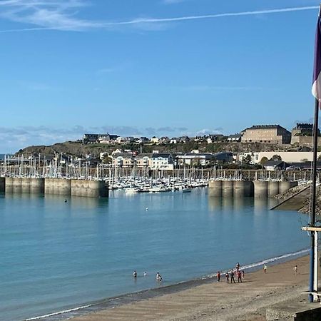Les pieds dans l'eau accès direct à la plage ! Granville Esterno foto