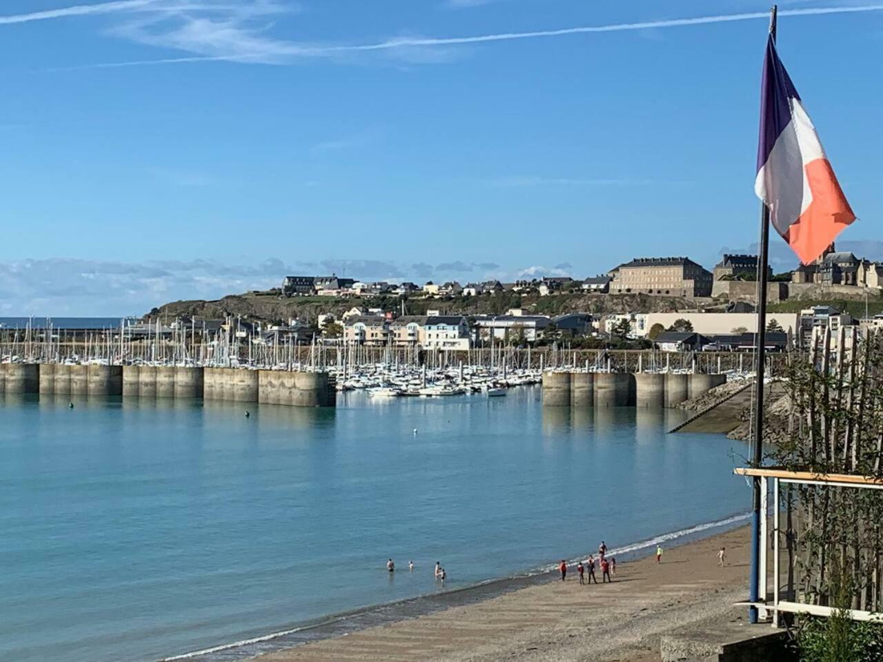 Les pieds dans l'eau accès direct à la plage ! Granville Esterno foto